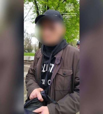 У Дніпрі двоє чоловіків завезли киянина до лісу та відібрали всі речі