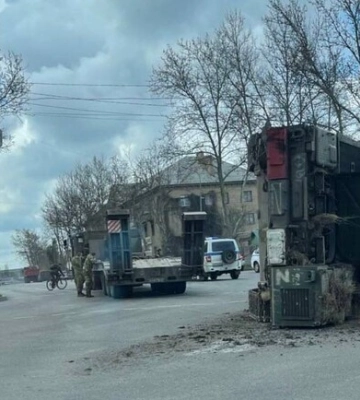 В центре Мелитополя перевернулась машина, которая везла систему ПВО