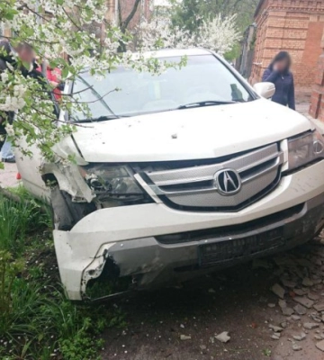 Автівка Acura в&amp;#039;їхала у легковик та житловий будинок: ДТП у Кропивницькому (ФОТО)