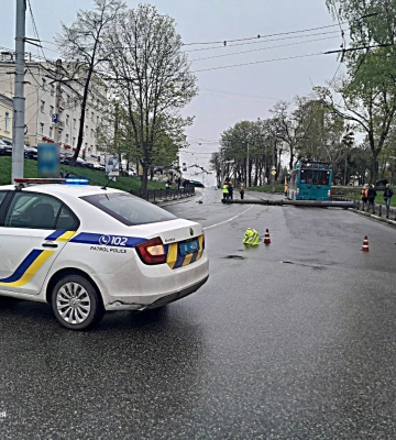 Фотофакт: у центрі Сум впала електроопора