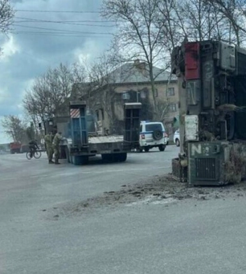 Не вписалась в поворот: в центре Мелитополя перевернулось российское ПВО