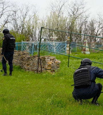 Піротехніки ДСНС проводять роботи з розмінування кладовищ в деокупованих населених пунктах