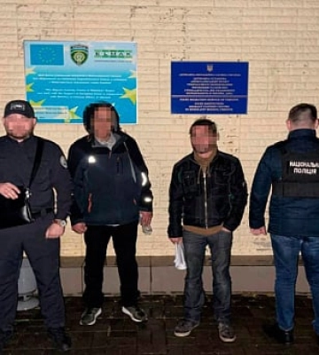 Трьох нелегалів поліція Дніпропетровщини видворила з України