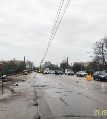У Житомирі легковик повалив електроопору: поліцейські з’ясовують обставини