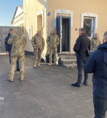 Бойові доплати до 100 тисяч гривень отримували дві жінкі-військові в тилу — ДБР