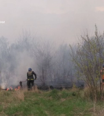 На Сумщині рятувальники ліквідовували загоряння сухої рослинності, спричинене ворожим обстрілом