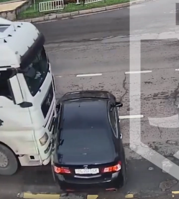 У Львові легковик потрапив у сліпу зону вантажівки (відео)