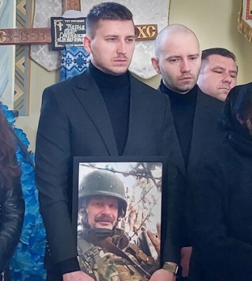 Він вів бій з ворогом на відстані метра: Тернопіль прощається з Олегом Барною