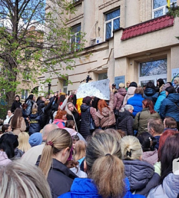 Вимагають лікування поранених. У Кривому Розі родичі військових зібрались на акцію протесту
