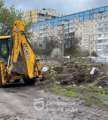 У Дніпрі прибирають стихійні звалища та проводять роботи з озеленення