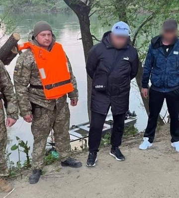 Прикордонники затримали ухилянтів, що гребли веслами до Угорщини 