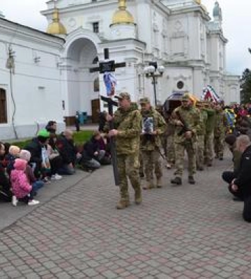 Навіки в строю: у Полтаві попрощалися з Героєм Романом Твердохлібом ФОТО