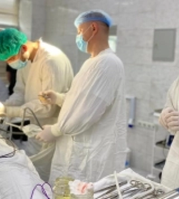 Хірурги Нововолинської лікарні видалили пацієнту гігантську кісту нирки через три проколи