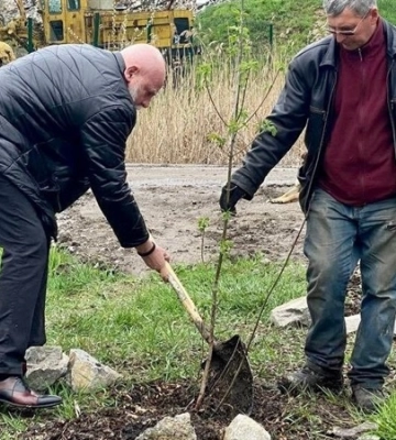 Інспекційний об’їзд: черговий по місту перевірив, як озеленюють алею на полігоні та ліквідовують стихійні сміттєзвалища