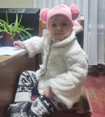 Трирічну дівчинку Олександру, яку залишила в торговельному центрі бабуся, забрала її мама