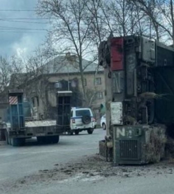 В Мелитополе продолжается эпопея с упавшим на проспекте ПВО рашистов (видео)