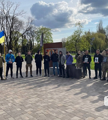 Вимагають лікування поранених. У Кривому Розі родичі військових зібрались на акцію протесту