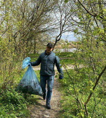 У Полтаві небайдужі жителі міста долучилися до весняної толоки і разом з активістами створювали затишок у Прирічковому парку