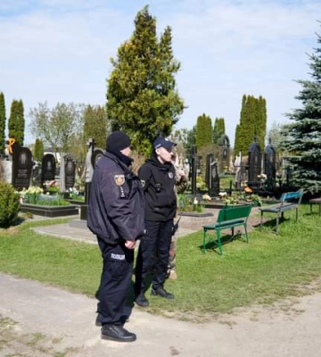 Понад 300 поліцейських на Рівненщині забезпечують правопорядок під час поминальних днів (ВІДЕО)
