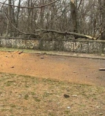 Російські військові обстріляли один з парків Херсона: поранений чоловік