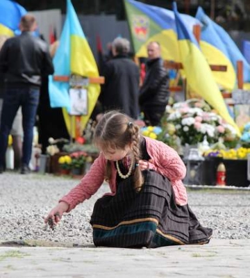 На Великдень – до своїх: як рідні загиблих Героїв провели світлий день на Марсовому полі Львова