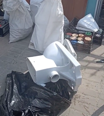 В Киевской области представители УПЦ МП забрали унитаз из церковного домика (видео)