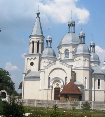 На Житомирщині парафіянка УПЦ МП зіпсувала банер, присвячений вбитим росіянами дітям