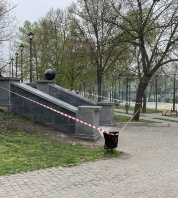 Відновлення «Серця міста»: у центрі Миколаєва почали лагодити сквер, що постраждав від обстрілів