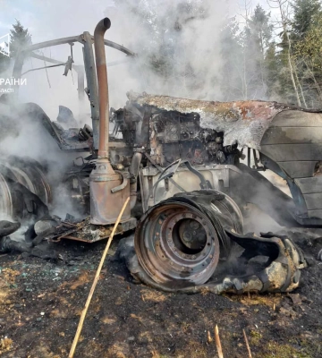 Згорів трактор у полі на Львівщині