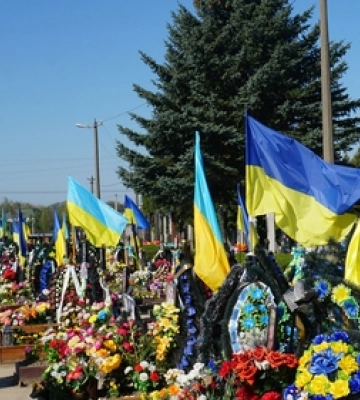 «У Бога всі живі, у нього немає мертвих»: як лучани проводять поминальну неділю 