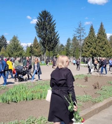 Поминальна неділя: що відбувається на кладовищі у Рівному