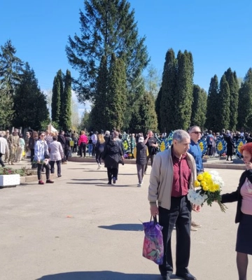 Поминальна неділя: що відбувається на кладовищі у Рівному