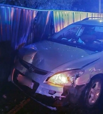 У Дніпровському районі Hyundai в’їхав у паркан: постраждали жінка та дитина