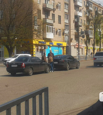 У Кривому Розі на площі Визволителів сталася ДТП
