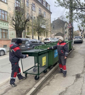 У Чернівцях встановлюють додаткові контейнери-сітки для пластику