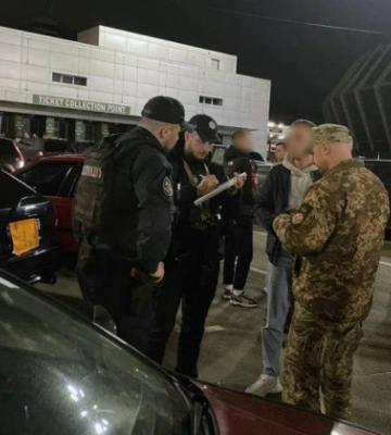 В Киеве военкомы раздали повестки «любителям форсажа» в центре города, фото