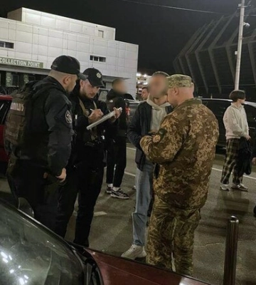 Представители военкомата вручали повестки мужчинам около метро &quot;Дворец Спорта&quot;