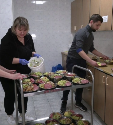Як рівненські волонтери годують бійців у лікарні (ВІДЕО)