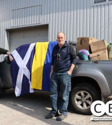 Волонтери з Великобританії привезли до Кропивницького автівку для військових (фоторепортаж)