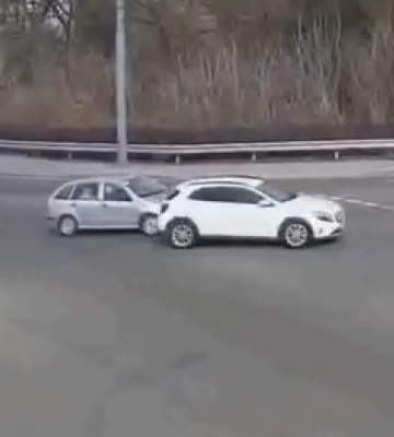 У Луцьку на перехресті зіткнулися кросовер Mercedes та Skoda: кого визнали винним. Відео