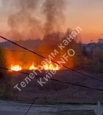 Масштабна пожежа у Києві, вулицею стелиться чорний дим (відео)