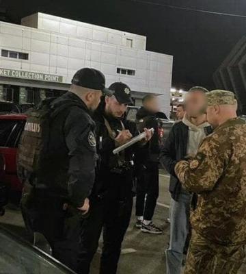 Форсаж в центре города. В Киеве водителям-любителям громкого дрифта вручили повестки — фото