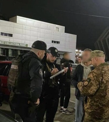Форсаж у центрі міста. У Києві водіям-любителям гучного дрифту вручили повістки — фото