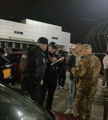 В Киеве на уличных гонках раздавали повестки