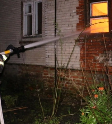 Ночью под Харьковом случился масштабный пожар: огонь охватил 750 кв. м