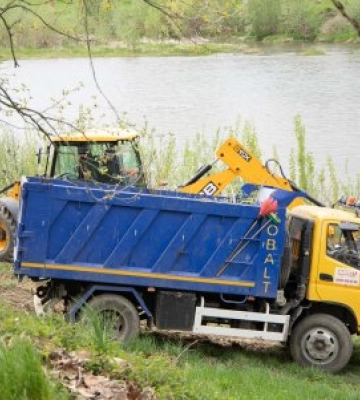 В Ужгороді косять траву на схилах річки Уж, очищують поросль на берегах