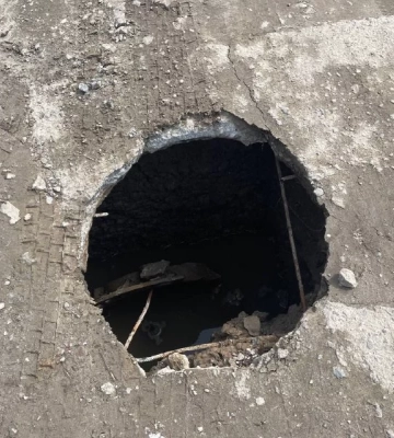 Підземелля Дніпра; на одному з житлових масивів посеред дороги утворилася величезна яма