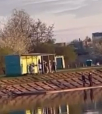 Хором під російські пісні: у Нововолинську на озері розважалися підлітки (відео)