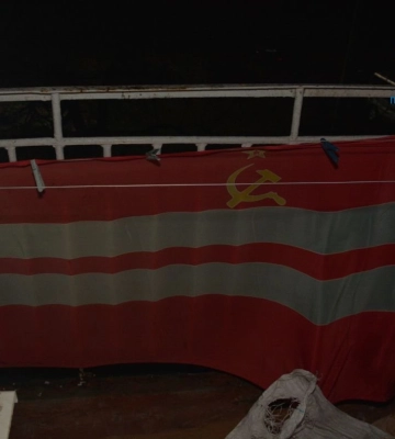 У Червонограді чоловік вивісив на своєму балконі прапор СРСР: у його квартирі провели обшуки, - ФОТО