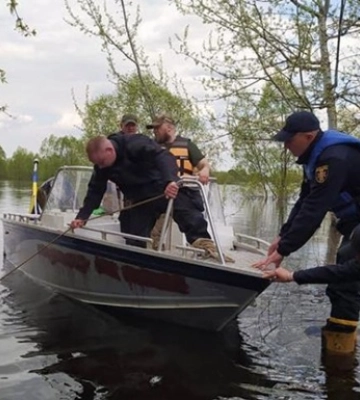 На Чернігівщині перевернувся човен з п&#039;ятьма людьми, двох ще шукають